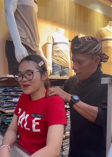 4.9M views · 145K reactions | Sakit kepala ??? #facebook #watchvideo #pengobatan #tips #medicine #diy #indonesia #trending #videoviral #viral #tips #tutorial #terapi #asmr #kesehatan #tutorial #trending #infokesehatan #livestreaming #asmr #pengobatantradisional #reflexology #cara #tipsdantrik #motivasihidup #healthcare #healthy #lifehacks #anatomy #traditional | Terapi Refleksi Palopo | Facebook