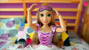 Esta es una rutina de un día entero de la princesita disney Rapunzel, la muñeca GRANDE. Ella se baña y juega con juguetes, al parque infantil y luego a dormir. ⭐️La tienda oficial de SORPRESAS DIVERTIDAS 👉🏻 http://bit.ly/2ua3s4l ⭐️El cuento de los Nadurines: ➡️ https://amzn.to/2NbuLVu ➡️ http://bit.ly/cuentonadurines ⭐️ Activa tu poder con la APP Juega y mima el planeta 🌍 ➡️Para Android 👉 http://bit.ly/2Eje1mV ➡️Para iOS 👉 https://apple.co/2spxXlt ⭐️¿Quieres saber de donde saco el material 
