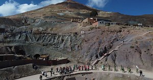 Dans l’ancienne mine renommée de Potosí en Bolivie, la dynamite s'achète désormais en libre-service, au marché