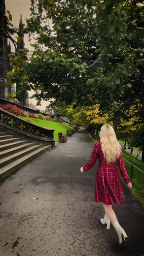 When you can’t resist being a wee bit extra in Scotland 😉🏴󠁧󠁢󠁳󠁣󠁴󠁿❤️ #visitscotland #scotland #edinburgh #traveltok #kingdomdance @sondeflor