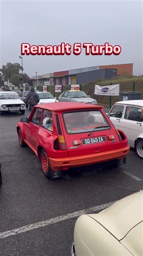 Une superbe Renault 5 Turbo 1 en parfait état 🇫🇷🔥 ✅ Partagez votre R5 Turbo avec nous ! (photos/vidéos) Identifiez-nous avec l’option « collaborer » sur vos posts ➡️ Suivez-nous — @0.7bar 一 [gtturbo;youngtimer;renaultclassic] #r5turbo #renault5 #renaultr5gtturbo #renaultfrance #renault5 #r5gtturbo #gtturbocup #gtturbocoupe #r5gtturbocoupe #gtturbo #turbo #turbopower #stututu #gtturboowners #turbocar #renaultsport #frenchcar #renaultsport #renaultturbo #turenault #cleon #16s #07bar | 0.7bar