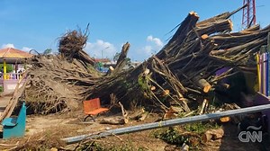 Nicaragua apenas empieza a recuperarse de los efectos de Eta, sistema que tocó tierra primero en el país centroamericano como huracán de categoría cuatro el martes 3 de noviembre. La inminente llegada de Eta forzó la evacuación de más de 71.000 personas. Mario Medrano viajó hasta Puerto Cabezas, una de las zonas más afectadas, donde todavía hay más de mil personas viviendo en una escuela que se ha convertido en un improvisado albergue. | CNN en Español