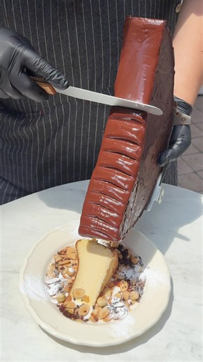 とろけるラクレットチョコバスチー🍫 こちらのお店では、濃厚なバスクチーズケーキにチョコレートをラクレットのように流しかけるスイーツが味わえる！ もったりしたチーズケーキと甘すぎないチョコのとろけ方がダイレクトに伝わってきて美味しい🍫 📍Sweet Check（スイートチェック） / 表参道 ￥1,800～/人 ⏰営業時間：11:00-20:00 💤定休日：なし 🏠住所：〒107-0062 東京都港区南青山3-18-5 さくらアパートメント1F #東京グルメ #表参道グルメ #tiktokfood