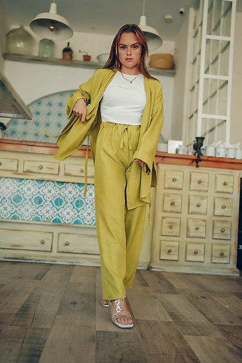 8 Stunning Poses for Women’s Fashion Photography