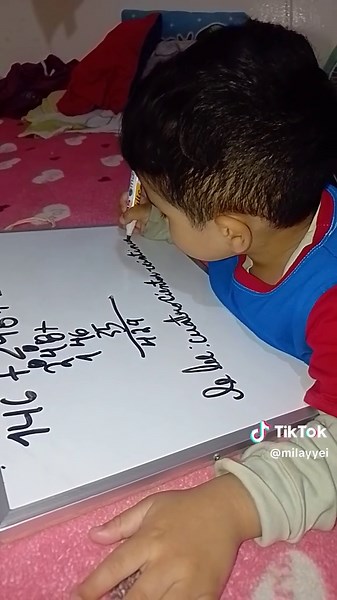 Niño que sabe sumar y escribe letras — Yeimerson mostrando habilidades