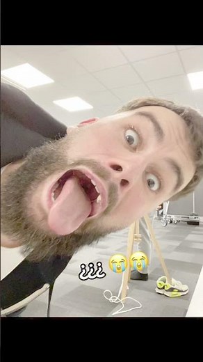 Michou joue a cache-cache dans le local avec Vallouz et LeBouseuh