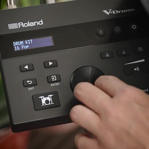 A VAD103 é um kit de bateria eletrônica que une presença da bateria acústica com o melhor da tecnologia digital! Seus tambores com cascos em madeira mais rasos e moderno módulo de som TD-07, elevam para um novo nível a experiência de tocar em uma V-Drums. A VAD103 possui 50 kits de diversos estilos, ferramentas profissionais de edição, EQ individual por pad, porta USB para envio de áudio e MIDI e muito mais. | Roland