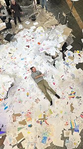 Den havde du nok ikke lige set komme, Johnny... 😉💌🌪️ Se, hvad vi og over 4000 børn overraskede blomsterkunstneren med, imens han arbejdede på midt- og vestjydernes gave til dronningen. Du kan også stadig nå at aflevere din hilsen. Aflever den i herningCentret senest lørdag klokken 16. Eller send den til tak@tvmidtvest.dk. | TV MIDTVEST