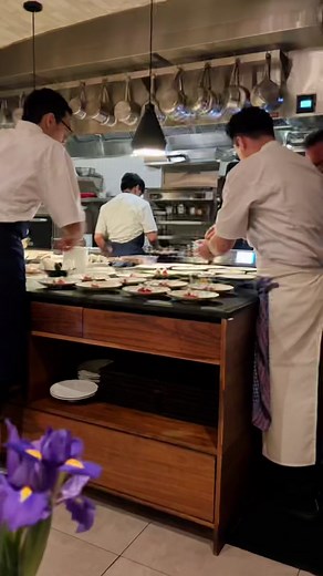 I love great restaurants. It’s like being at a cooking show & you get to eat everything they make. #behindthescenes #restaurantreview #highspeeddining #docueatery