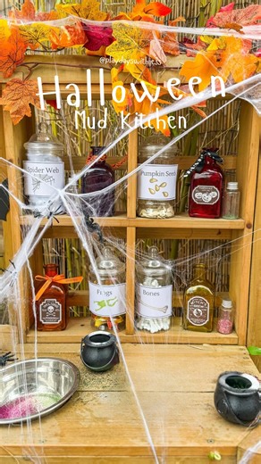 HALLOWEEN MUD KITCHEN // 🎃👻🍂 You guys are absolutely loving our Mud Kitchen setups, and the girls are absolutely loving playing with them. I couldn’t let Halloween pass without creating a Halloween Mud Kitchen setup! MATERIALS USED: . Mud Kitchen @plumplayuk . Pick and Mix Potion Table @cosydirect . Tuff Tray @cosydirect . Bicarbonate of Soda . Distilled Vinegar . Potions Jars @hobbycrafthq . Water Dispenser @ikeauk . Squirty bottles, jars, glitter, mica powder and cauldrons are from Amazon. 
