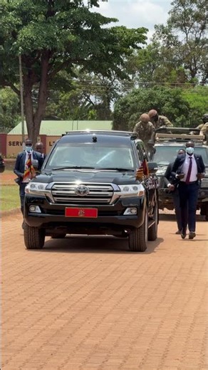 Museveni’s commando’s who are deadly in protecting him and his car. #commandos #commando #museveni