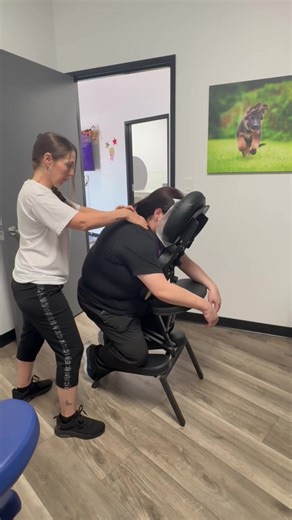 Not every lesson is a favorite—but every lesson has purpose. 💺 Our students are practicing chair massage on real clients, gaining valuable experience while giving back to the community. These quick sessions can make a real difference, offering relief, relaxation, and connection where it’s needed most. Hands-on learning with heart. #MassageTherapyStudents #ChairMassage #CommunityWellness #HandsOnLearning #FutureLMTs