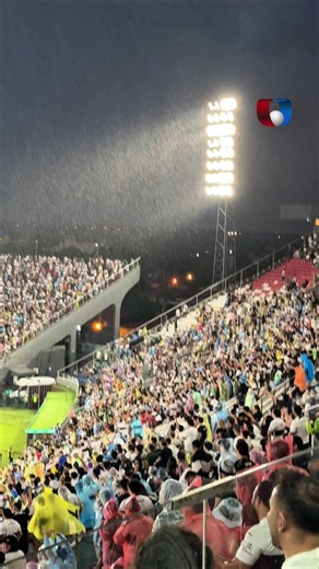 🌧️⚪⚫ Lluvia en Sajonia y la hinchada no para de alentar 👉🏻 Bajo una intensa lluvia en el Estadio Defensores del Chaco, los hinchas de Club Olimpia siguen alentando sin parar mientras el Decano iguala 0-0 frente a San Lorenzo #UnicanalDeportes