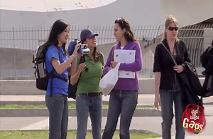 Prank: Two Japanese girls turn into old Japanese men.