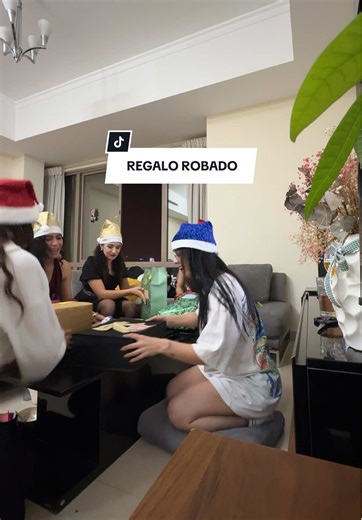 ‏REGALO ROBADO #regalorobado #xmas #christmas #gift #friends | friends christmas gifts