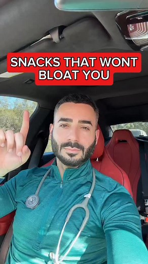 Snacks That Won’t Bloat You - ALL RECIPES 👇 These use bloat-friendly ingredients, but everyone reacts differently — the point is to know your body and give you simple, low-bloat options. 1. Berries, Yogurt & Kiwi Low-fat or lactose-free Greek yogurt (½–1 cup), blueberries (½ cup), strawberries (5–6), kiwi (1 whole). 2. Toasted Sourdough with Eggplant Spread & Olive Oil Toasted sourdough (1 slice), roasted eggplant spread (baba ghanouj) (¼–⅓ cup), extra-virgin olive oil (1 tsp), cumin or smoked 