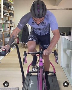 Cuidado Valentí Sanjuan no se te vaya a ir el taladro al #OrekaO2, que el rodillo no es macizo… ¡Nos encanta acompañarte en tus entrenos Jabalí! #OrekaTraining #Realtraining #OrekaRealtraining #Indoor #Entrenamiento #Ciclismo #Ciclism | Oreka Training