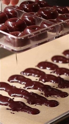 the perfect chocolate pour 🍫 #bonbons