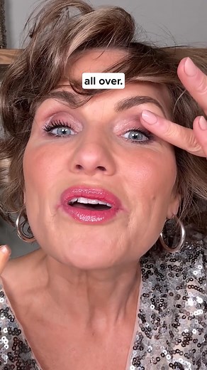 Your eye routine will NEVER be the same. It’s “I’m gorgeous” — every time you pass the mirror! Meet PrimeEyes Brightener — the world’s only illuminating eyeshadow for women over 50. ✨ Creamy, velvety base. Because who wants dusty powders? ✨ Hydrating formula powered by Jojoba Oil to nourish, smooth, and erase that dry, dull look. ✨ Lid-lifting brilliance. Brings light to dark circles and droops — giving you that “just slept 8 hours” glow. ✨ Instant eye lift effect in 20 seconds flat. ✨ Smudge-pr