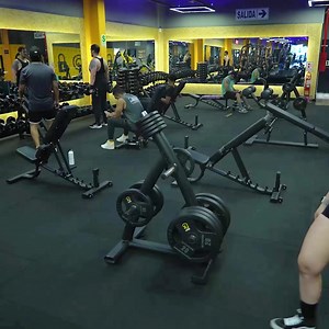 🚨 ¡AHORA O NUNCA! 🔥 Aprovecha el PRIMER MES A 4.90 y entrena con: ✅ 90 sedes listas para recibirte ✅ Equipos modernos y tecnología de punta ✅ Áreas amplias para levantar fuerte ✅ Clases grupales para todos 👉 Consulta términos y condiciones en: www.smartfit.com.pe/promoenero2026 | Smart Fit Perú