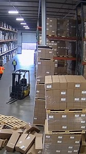 Massive Warehouse Collapse Caught on Camera Des Moines, Iowa — October 15, 2025 A routine day at a large distribution center turned into a scene of chaos when a towering stack of inventory suddenly lost structural integrity and collapsed. The incident, which was captured by security cameras, highlights the dangers present in high-density storage environments where vertical stacking is the norm. The dramatic footage shows a massive wall of boxed goods, stacked several pallets high, beginning to l