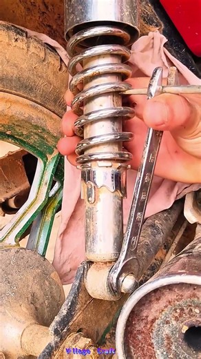 バイクのリアサスペンションを調整！レンチ一本で変わるスプリングの硬さ！🏍️🔧
