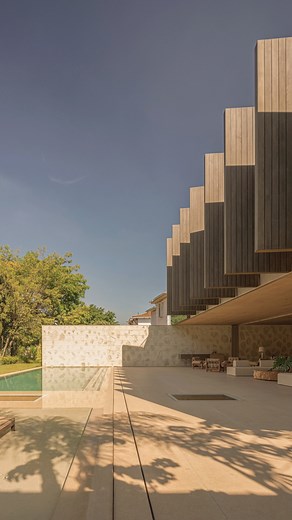 Studio Arthur Casas on Instagram: "Prévia: episódio de Architects Brazil com @studio.arthurcasas na Casa Pacaembu A segunda temporada da série está em produção pela @the.collection.gallery e em breve estará disponível no Amazon Prime Video. Escolhida por sintetizar nossa abordagem arquitetônica, esta residência de 1.500 m² se estende por duas ruas e aproveita uma diferença de elevação de 7 metros para emoldurar a vista do bairro Pacaembu. A combinação entre concreto ciclópico e madeira, somada à