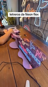 ¡Estos carteles pueden transformar una pared o mesa aburrida en un espectaculo de luces!. Para tu hogar o negocio 🥳💖 - ¡Aprende este negocio en tendencia! 🔥 - #neon #led #iluminacion #decoracion #cuadros #diseños #diseñospersonalizados #luzled | HazdeLuz
