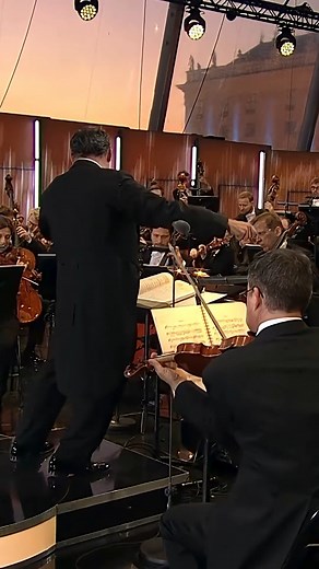 ソニーミュージック | CLASSIC on Instagram: "朝のクラシック🍃休日の朝にゆっくり聴きたいクラシック音楽をお届けします。 本日ご紹介するのは、チャイコフスキー作曲 バレエ「くるみ割り人形」作品71より 花のワルツ🌸 （ウィーン・フィル・シェーンブルン・サマーナイト・コンサート2025より） 朝クラプレイリストで素晴らしい1日のスタートを✨ 再生はプロフィールのリンク、またはストーリーハイライトから🎧 #morning #classicalmusic #playlist"