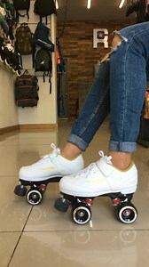 🌟 Patines Chaya Ruby Soft. 🌟 Estos patines Chaya son fantásticos 🕺🏻 y lo mejor de todo es que, si decides que el Roller Derby va contigo 🤼‍♀️ siempre puedes mejorar la base, las ruedas y otras partes para conseguir un estilo más personalizado y con mejores piezas. 👌🏼 La bota es muy blanda, con acolchado todavía más blando, logrando un ajuste muy cómodo y confortable. 🙆🏻‍♀️ Está elaborada con un material compuesto fácil de mantener y resistente contra arañazos y rascazos. Es de corte baj