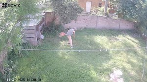 Quiero hacer público este video, lo que sucedió en mi domicilio a las 16:38 , este hombre entró sin mi permiso y llevando hierros .. el señor alias cola de pato suele ir por las casas a limpiar supuestamente como se lo ve bien con un rastrillo y machete.. Tengan cuidado con este señor si lo ven y le pide trabajo porque yo varias veces le di trabajo y no supo valorar la ayuda que uno le da .. Lo bueno es que pude recuperar el hierro que había llevado anteriormente a vender . | Mari Benitezz