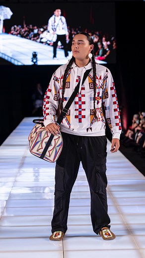 ✨Rooted in Culture & Brought to Life on the Runway! ⠀⠀⠀⠀⠀⠀⠀⠀⠀⠀⠀⠀ Reimagining cultural art by LGD for new generations. Modeled by the talented Aydrian Day of @allinadayzwork award winning youth artist! ⠀⠀⠀⠀⠀⠀⠀⠀⠀⠀⠀⠀ ➕Geometric Design Hoodie➕ Sizes XS-5X and Parfleche Leather Duffle on LAURENGOODDAY.com ⠀⠀⠀⠀⠀⠀⠀⠀⠀⠀⠀⠀ 📸: @tirawan 🎥: @huttonbroadcastmedia at @swaianativefashion @santafeindianmarket produced by @amberdawngold #NativeFashion #IndigenousArt #RunwayReady #FashionShow #GeometricDesign #i