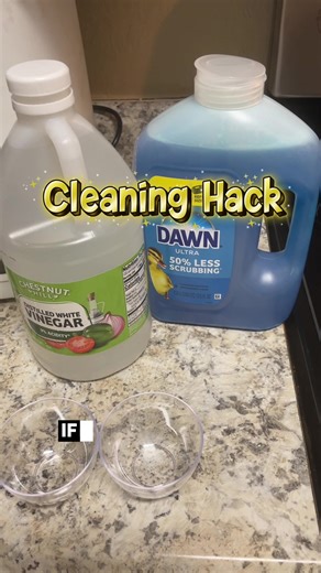 Cleaning hack for a smelly washing machine. Vinegar and dish soap trick.