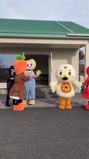 ukaの実 on Instagram: "ハウジングタウン下田様にてゆるキャラも登場します🥕🥔🍎🦢 10-15時イベント開催中！"