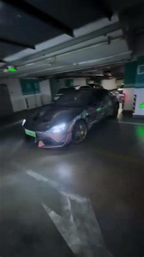 小米Su7倒车停车位撞了还倒估计是自动泊车，小米公关威胁车主散布网络不给赔偿！