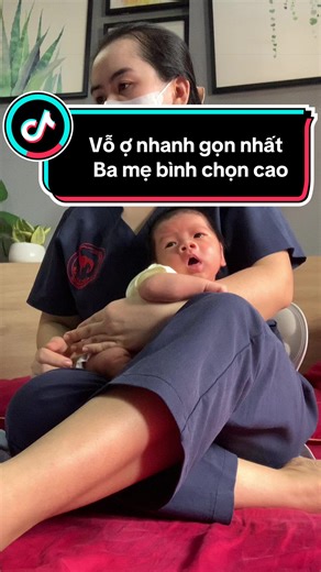 Vỗ ợ (burping) sau khi bú là một thao tác nhỏ nhưng tác động lớn đến hệ tiêu hoá còn non nớt của trẻ sơ sinh. Nếu làm đúng, ba mẹ sẽ thấy bé dễ chịu rõ rệt và hạn chế nhiều vấn đề thường gặp. Lợi ích của việc vỗ ợ sau ăn cho bé 1. Giảm đầy hơi – chướng bụng Khi bú, bé nuốt kèm không khí. Vỗ ợ giúp đẩy lượng khí này ra ngoài, tránh tình trạng bụng căng, khó chịu. 2. Hạn chế nôn trớ Khí trong dạ dày làm tăng áp lực, dễ đẩy sữa trào ngược. Vỗ ợ giúp giảm nguy cơ trớ sữa sau bú. 3. Giúp bé ngủ sâu h