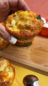 🥚🧀 Muffins esponjosos listos en tu Air Fryer en solo 10 minutos. 🌿🌟 Prueba algo nuevo hoy con esta receta simple y deliciosa: 1 Espinaca 6 Huevos 50 g. Queso mozzarella: Cebolla picada, al gusto Aceite en aerosol Sal y pimienta, al gusto ¡Una combinación perfecta de sabores! | Tastemade Español
