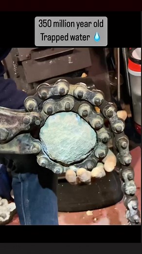 Cracking geodes with Rockhound Rob! These geodes are around 350 million years old and so is the water that is trapped in them. Very few actually have the water inside like this, so cool when they are cracked open and the water gushes out everywhere! Copyright @thecrystalcollector #aquamarine #crystalporn #crystalsofig #crystal #crystals #gems #quartz #geology #khushallgems #topaz #crystalmagic #crystallove #crystalsforsale #healingcrystals #minerals #crystalcommunity #garnet #khushallfinemineral