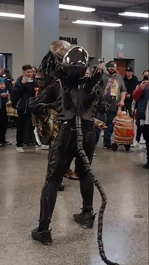 Aliens vs Predator #avp #cosplay #costume #horror #scifi #alien #fantasy #fun #convention #fight