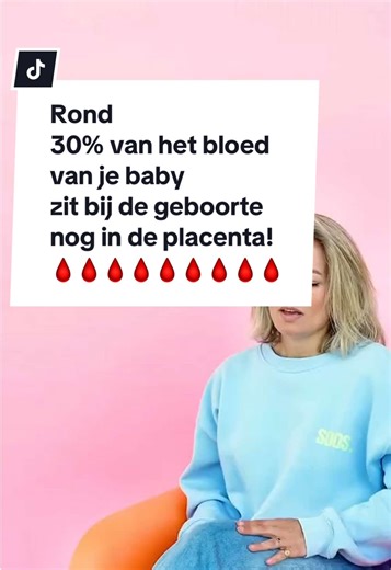 Dat bloed is van je baby!! 🩸🩸🩸🩸En in plaats van het meteen af te sluiten, kan het zoveel waarde brengen als je wacht. Wanneer je de navelstreng laat uitkloppen (ook wel ‘delayed cord clamping’ genoemd), stroomt dit bloed nog terug naar je baby. Dat is rijk aan ijzer, zuurstof, stamcellen en antistoffen allemaal bouwstenen voor een sterke start. Onderzoek toont aan dat baby’s die pas na 1 tot 3 minuten worden ‘afgenaveld’ een hogere ijzerreserve hebben, wat belangrijk is voor hun hersenontwik