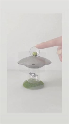 HATCH（ハッチ） on Instagram: "「誘拐SFトイ」selected by 中田クルミ ¥3,630 "エイリアンと牛 家でアブダプションごっこができます。UFOが牛の近くにやってくると、牛がUFOにくっついて音が流れます。シュールです。インテリアとして部屋に飾ってもイケてます。友達の誕生日プレゼントに迷ったらぜひこれをあげて笑いをとってください。 猫とネズミ まさかのネコ宇宙人Ver.です。きっと開発者の中に生粋の猫好きがいたのでしょう。ネコUFOでネズミをアブダプションしてください。UFOが肉球柄になっているところもさりげないです。遊び心あふれる猫好きの方に是非。" - - - - - - - - - - - - エイリアンと牛 コックピットを開けてエイリアンを押すと、光と音のエフェクトで“キャトルミューティレーション”を再現するSFトイ。牛の背中とUFO底面にはマグネットが仕込まれており、まるで実際に捕獲しているかのようなシーンを楽しめます。エイリアンの頭のボタンを押すと、光と音が鳴り続け、もう一度押すと止まる仕様です。さらに、UFOに牛を付けた状態と外した状態で