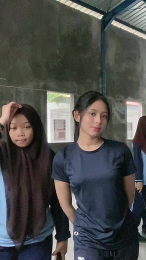 Learning Sign Language Basics with Engaging Demonstrations