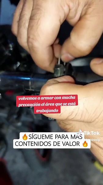 Cómo Cambiar el Chicote de Acelerador de Moto