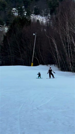 3yo takes out SLOW sign, first time snowboarding without leash