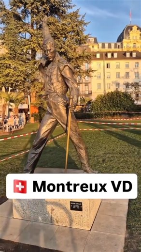 La statue de Freddie Mercury à Montreux, au bord du Leman. The statue of Freddie Mercury (Queen), Montreux, Lake Geneva, Switzerland. Tous les détails sur la Torpille : https://torpille.ch/listing/freddie-mercury-tours/ #freddiemercury | La Torpille