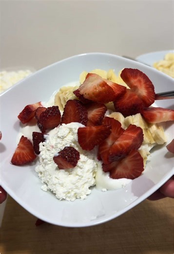 Cottage cheese 🥛💛 (tvorog) is one of the most valuable fermented dairy products — a true “young cheese”, rich in protein and minerals 💪. It is simple and universal: it fits easily into everyday meals and is always appropriate on the table. ✅ It’s perfect for breakfast — on its own or with yogurt, fruit 🍓, and honey 🍯 . And it’s indispensable in home cooking: for syrniki, casseroles, creams, and desserts 🍰🎂🧁. You can do it 🧀! At your kitchen (5-50 L🥛) or at your creamery (100-600 L) 🎬 