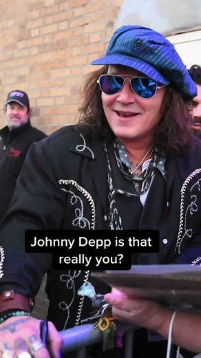 #JohnnyDepp unrecognizable as he poses for selfies with fans.