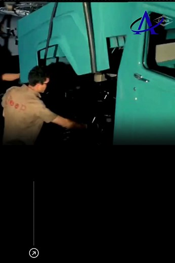 O Primeiro Jeep 4x4 Nacional: Uma Revolução Sobre Rodas Em setembro de 1955, o Brasil recebeu oficialmente o Jeep Universal, uma versão civil do robusto Willys CJ-5, que já fazia história nos campos de batalha como o M38A1. Produzido pela Willys-Overland do Brasil, o modelo começou a ser montado na fábrica do Taboão, em São Bernardo do Campo, e rapidamente se tornou um ícone da mecanização rural e do desenvolvimento urbano. O Jeep Universal trazia tração 4x4 temporária, acionada por duas alavanc