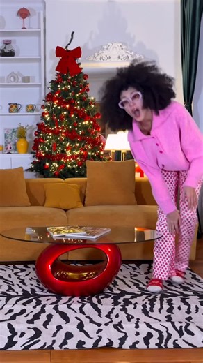 Sabrina ~ Fashion in Color on Instagram: "Depuis quand les unboxing sont aussi dangereux 😭😭😭 En tout cas je suis fan de mon nouveau tapis (@rugeditorial , achat personnel) même s’il n’est pas très connoté Noël je l’ADORE. 🖤🤍 . . vintage decor, second hand, colorful, thrifted furniture, retro decor, flea market finds, boho vibe, eclectic style, mid-century modern, 70s vibes, 60s style, kitsch design, bold colors, psychedelic patterns, unique pieces, recycled furniture, sustainable decor, pop