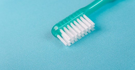 Escovas com cerdas duras são mais eficazes na limpeza dos dentes? | BOA FORMA responde